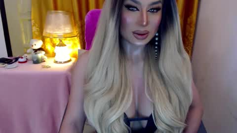Adriana Maxwell online show from June 9, 5:45 pm