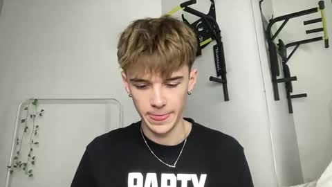 yoursweetyguy online show from December 15, 3:19 pm