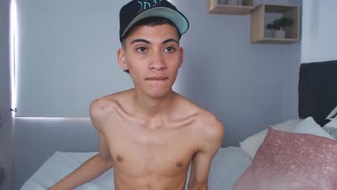 Snapshot of yulian_vasquez chatting on February 28, 3:26 pm yulian_vasquez online show from February 28, 3:26 pm