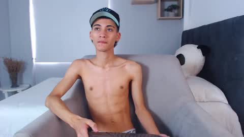 Snapshot of yulian_vasquez chatting on March 7, 3:18 pm yulian_vasquez online show from March 7, 3:18 pm