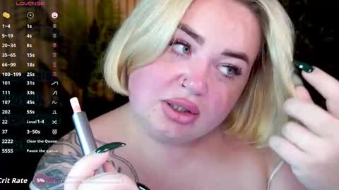 Snapshot of zarareign_ chatting on October 6, 7:31 pm Lola online show from October 6, 7:31 pm