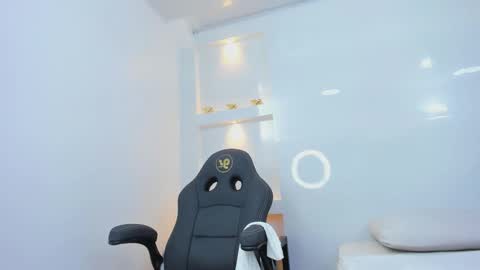 Zenda Evans online show from March 19, 3:45 am