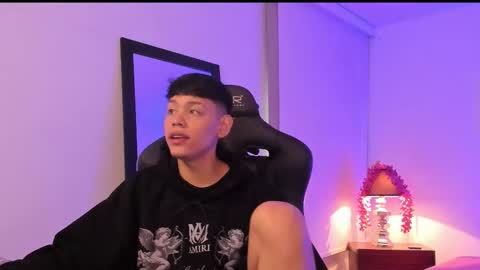 Snapshot of zeus_blaze chatting on September 19, 1:04 pm zeus_blaze online show from September 19, 1:04 pm