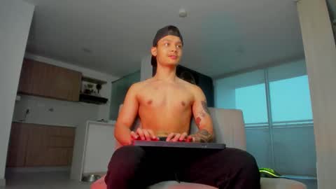 Snapshot of zeusjeff chatting on October 14, 10:24 pm zeus online show from October 14, 10:24 pm