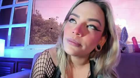 zihaadams_ online show from April 2, 8:27 pm