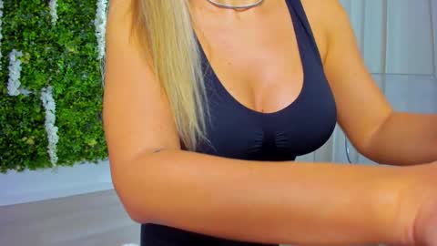 Snapshot of zinasquirts chatting on October 19, 7:18 pm Galli online show from October 19, 7:18 pm