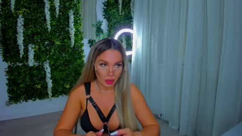 Snapshot of zinasquirts chatting on September 28, 4:49 pm Galli online show from September 28, 4:49 pm
