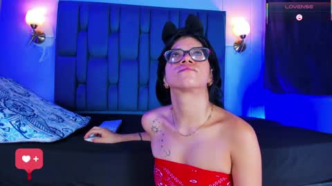 zoe_axel1 online show from April 12, 8:02 pm