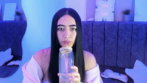 zoe_jones7 online show from February 8, 5:00 am