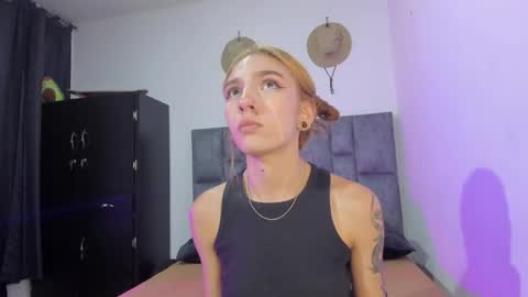 Snapshot of zoe_painn chatting on September 11, 12:01 am She Zoe He Painn online show from September 11, 12:01 am