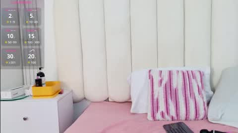 zoeameliie online show from October 8, 12:40 am