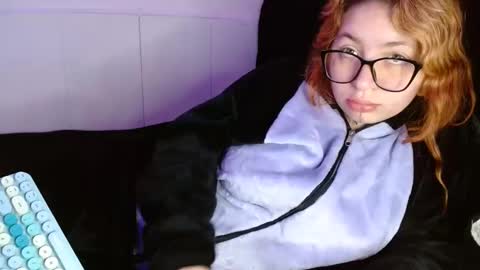 Snapshot of zoee_jhonnyy chatting on December 7, 11:45 am zoee jhonnyy online show from December 7, 11:45 am