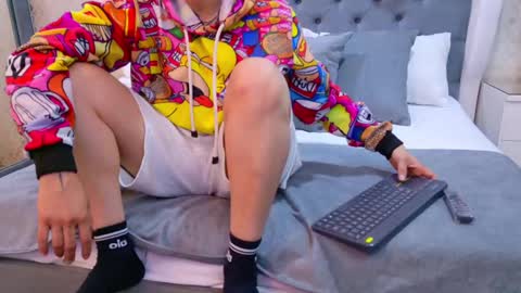 Zoe Krug online show from October 7, 11:50 am