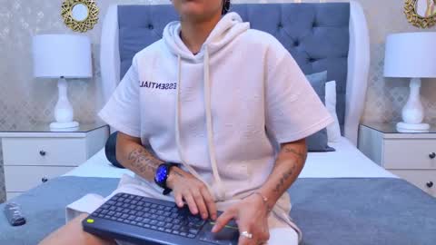 Zoe Krug online show from October 29, 11:45 am