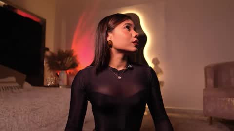 zoevidal_ online show from December 4, 12:05 pm