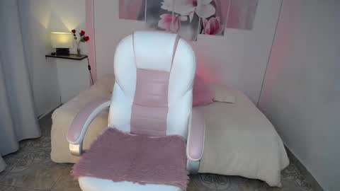 Snapshot of zoey_joy chatting on October 24, 10:32 pm zoey online show from October 24, 10:32 pm