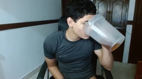 Snapshot of zyrosxk chatting on October 6, 7:48 am antonio felipe online show from October 6, 7:48 am