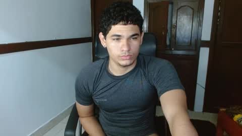 Snapshot of zyrosxk chatting on October 18, 7:01 am antonio felipe online show from October 18, 7:01 am