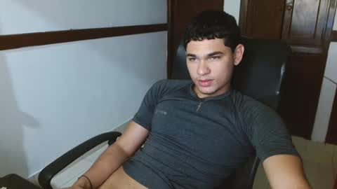 Snapshot of zyrosxk chatting on September 23, 5:34 am antonio felipe online show from September 23, 5:34 am