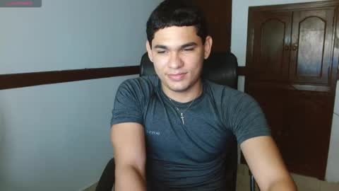 Snapshot of zyrosxk chatting on September 17, 6:39 am antonio felipe online show from September 17, 6:39 am